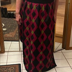 Elegant Black and Red Diamond Pattern Skirt